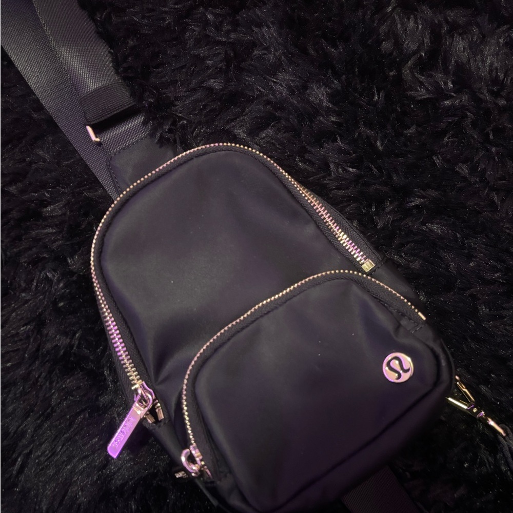 lululemon Everywhere Sling Bag (Limited Edition Black + Gold)